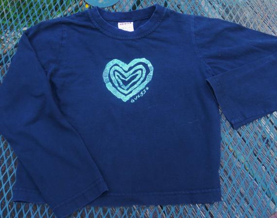 VINTAGE 80's Guess USA Black Muscle Tee-Shirt TOP with Green Iridescent Heart size Kids Medium (5-6)-Chest 33